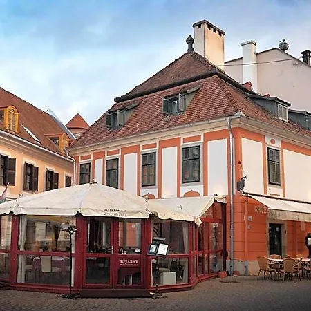 Senator Haz Hotel